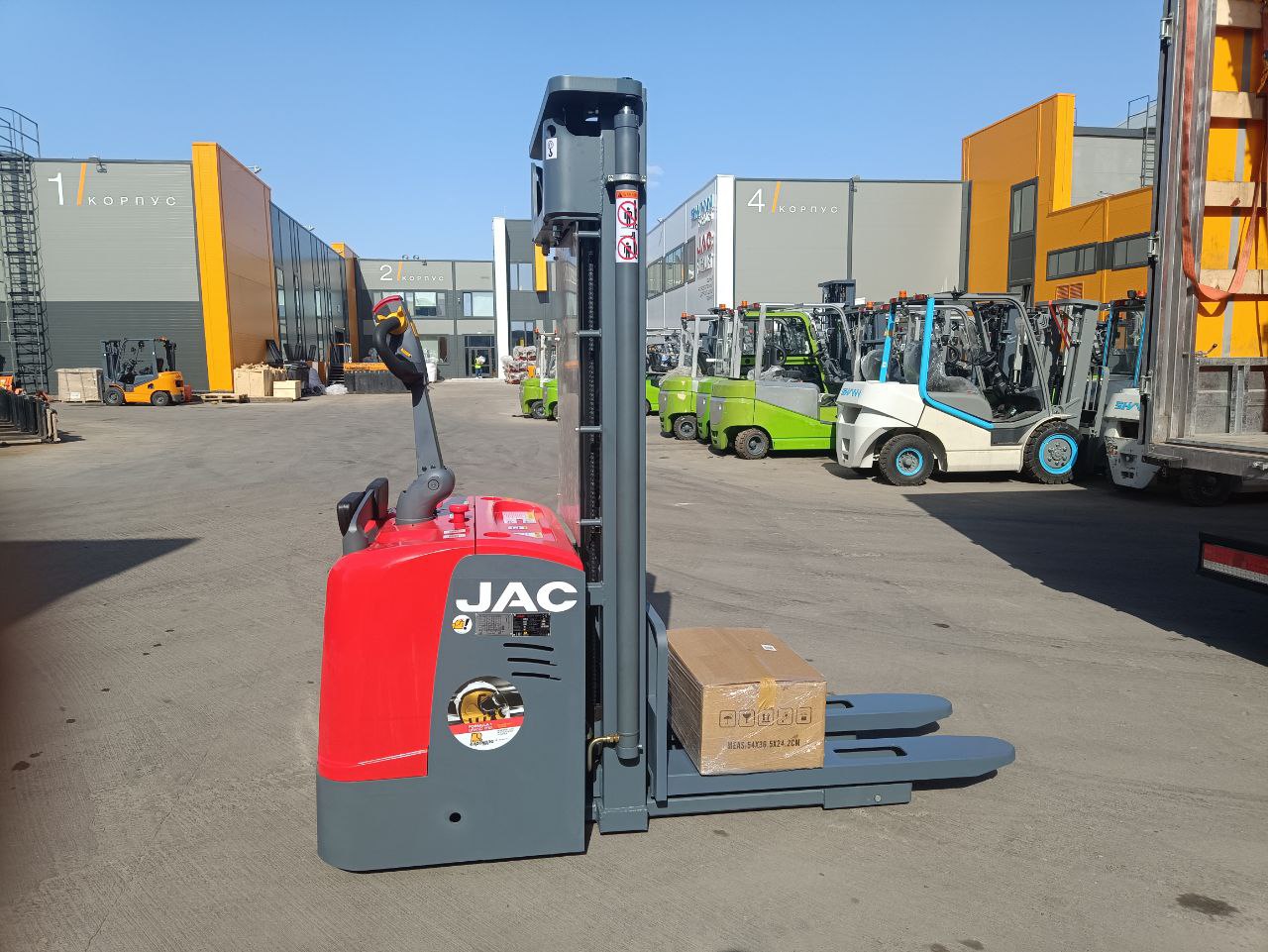 Китайская складская техника JAC на складе в Москве