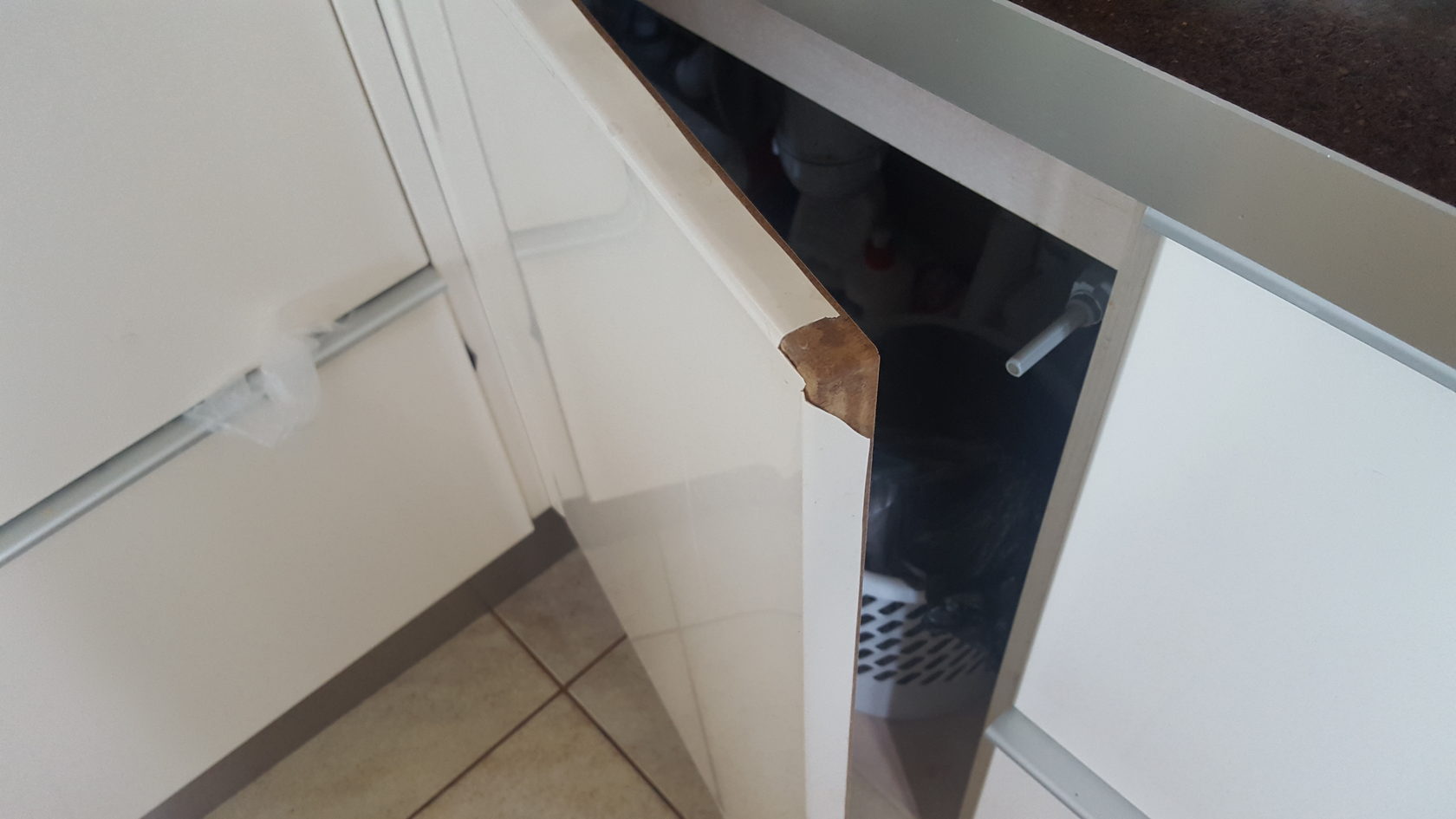 стык столешницы и холодильника