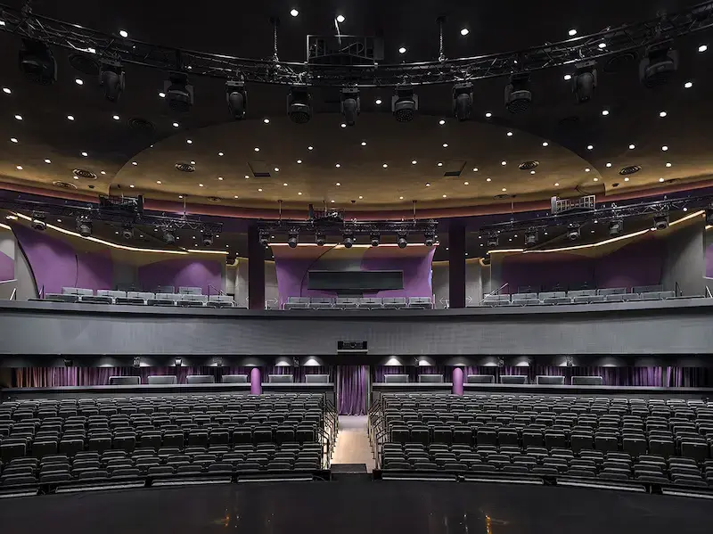 Вид со стороны балкона на сцену шоу «История в отеле. Ностальгия»