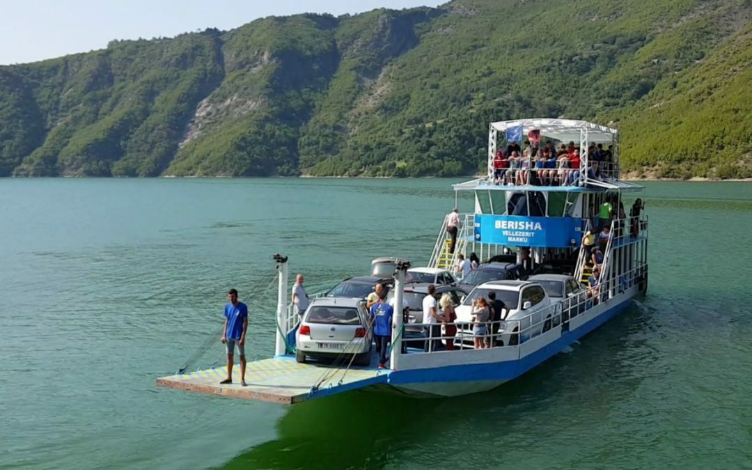 Переправа на телецком озере. Паром через телецкое озеро. Паром телецкое озеро. Паромная переправа телецкое озеро. Паромная переправа телецкое озеро.