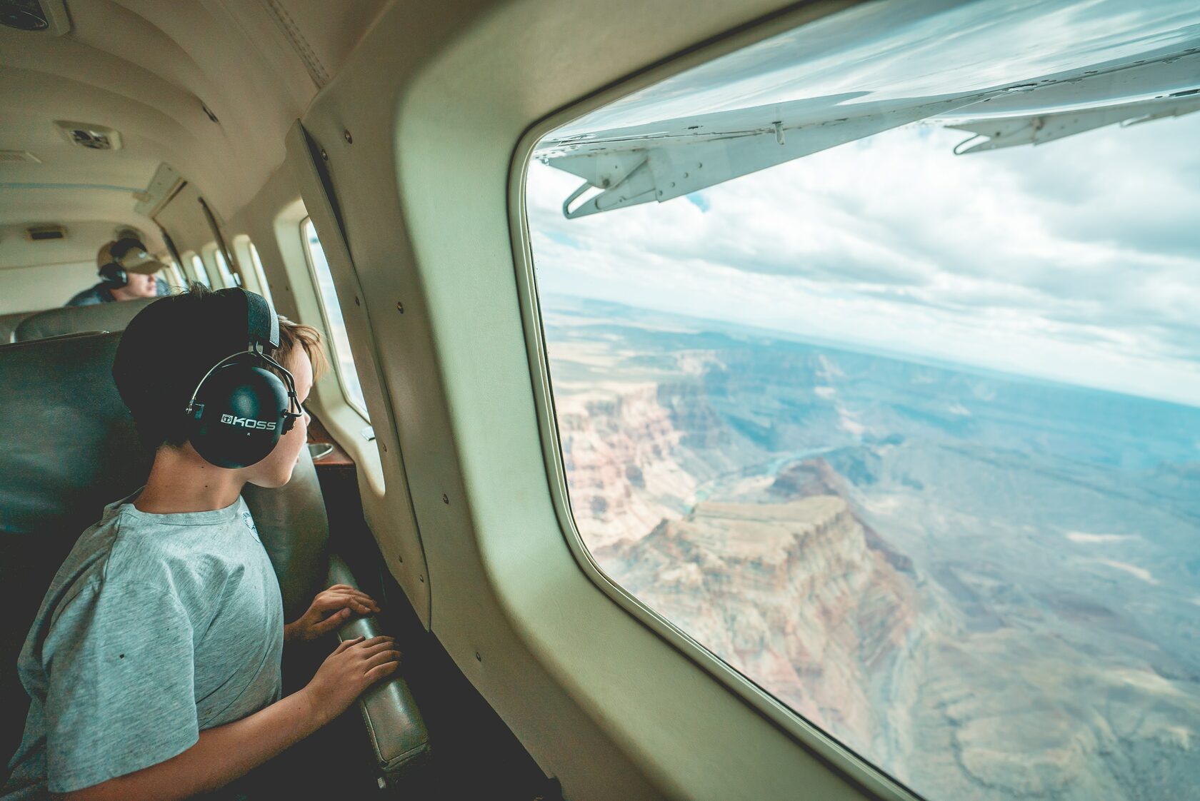 Туризм самолет. Кабина пилота в полете с красивой панорамой море горы. Аэрофобия. Страх перед полетом на самолете.