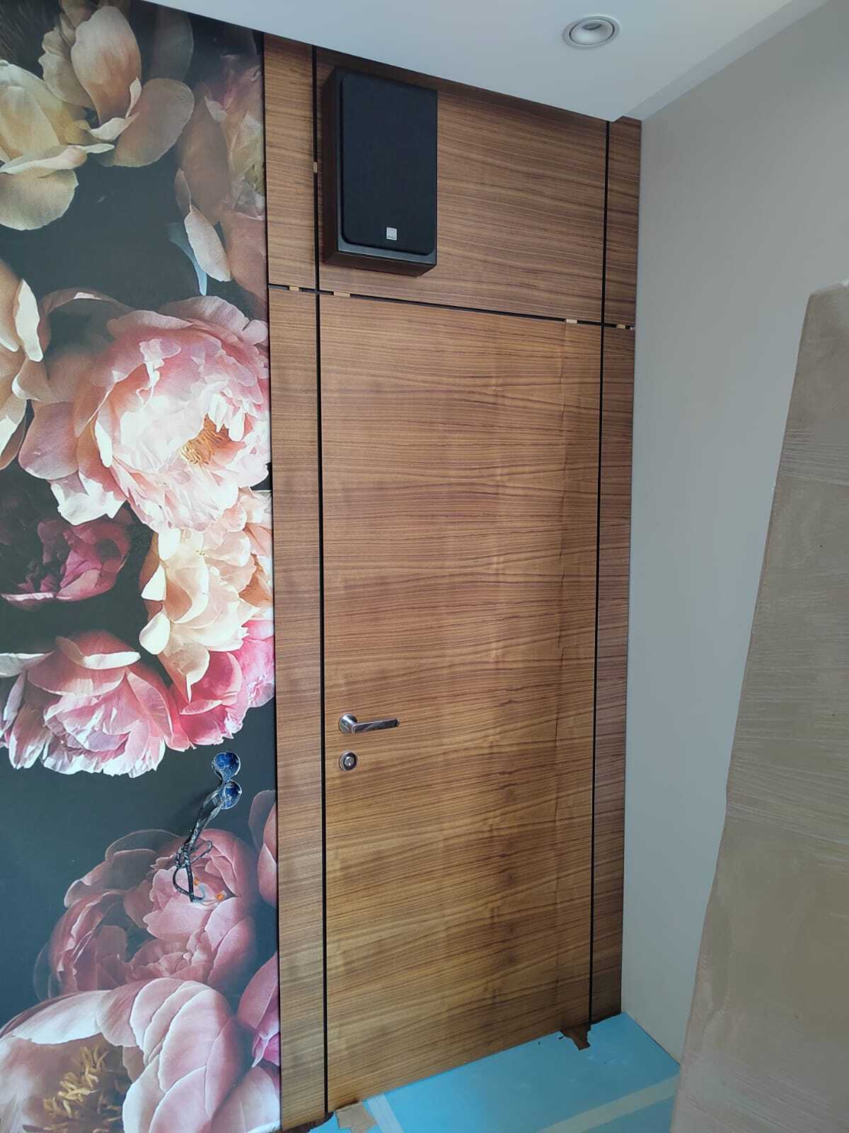 Стеновая панель как продолжение двери