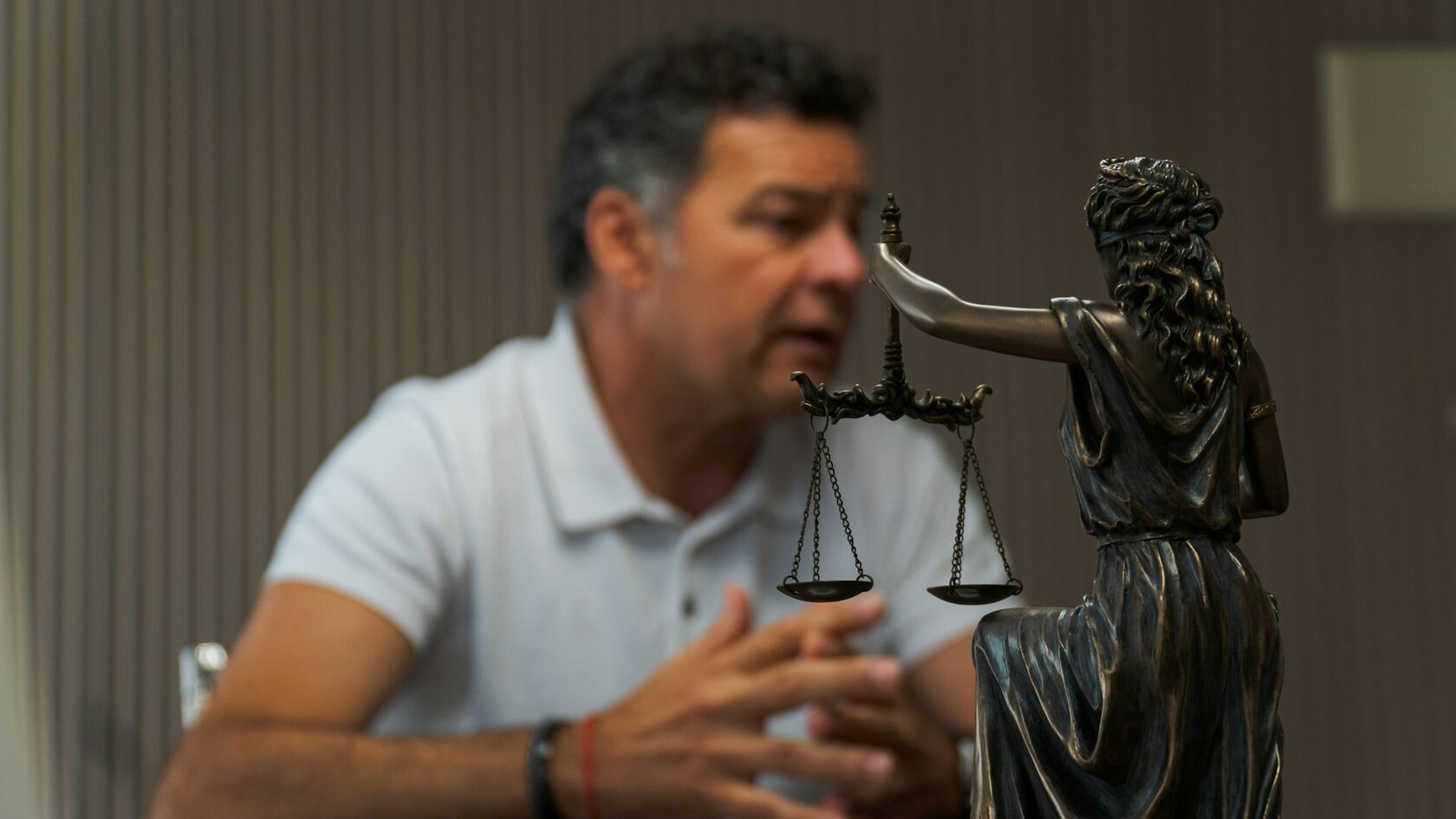 Юрист ЮК Юриалт в офисе