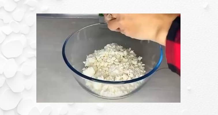 Приготовление пышных сырников с яблоками на сковороде: шаг 1