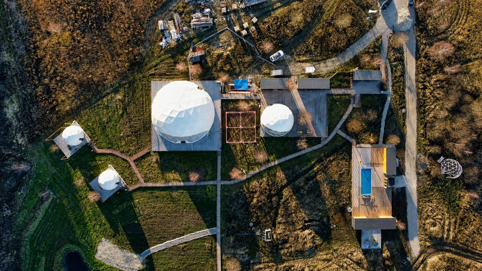 Безстраховочный каркасный верёвочный парк на территории кемпинга — фотография 2