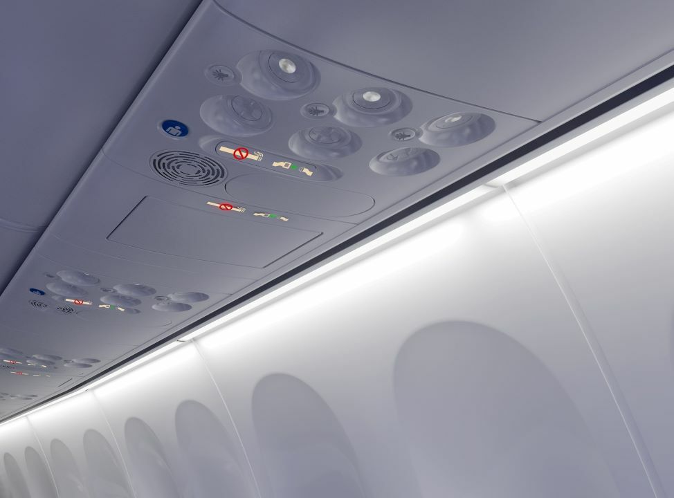 Зачем в салоне самолета гасят свет?