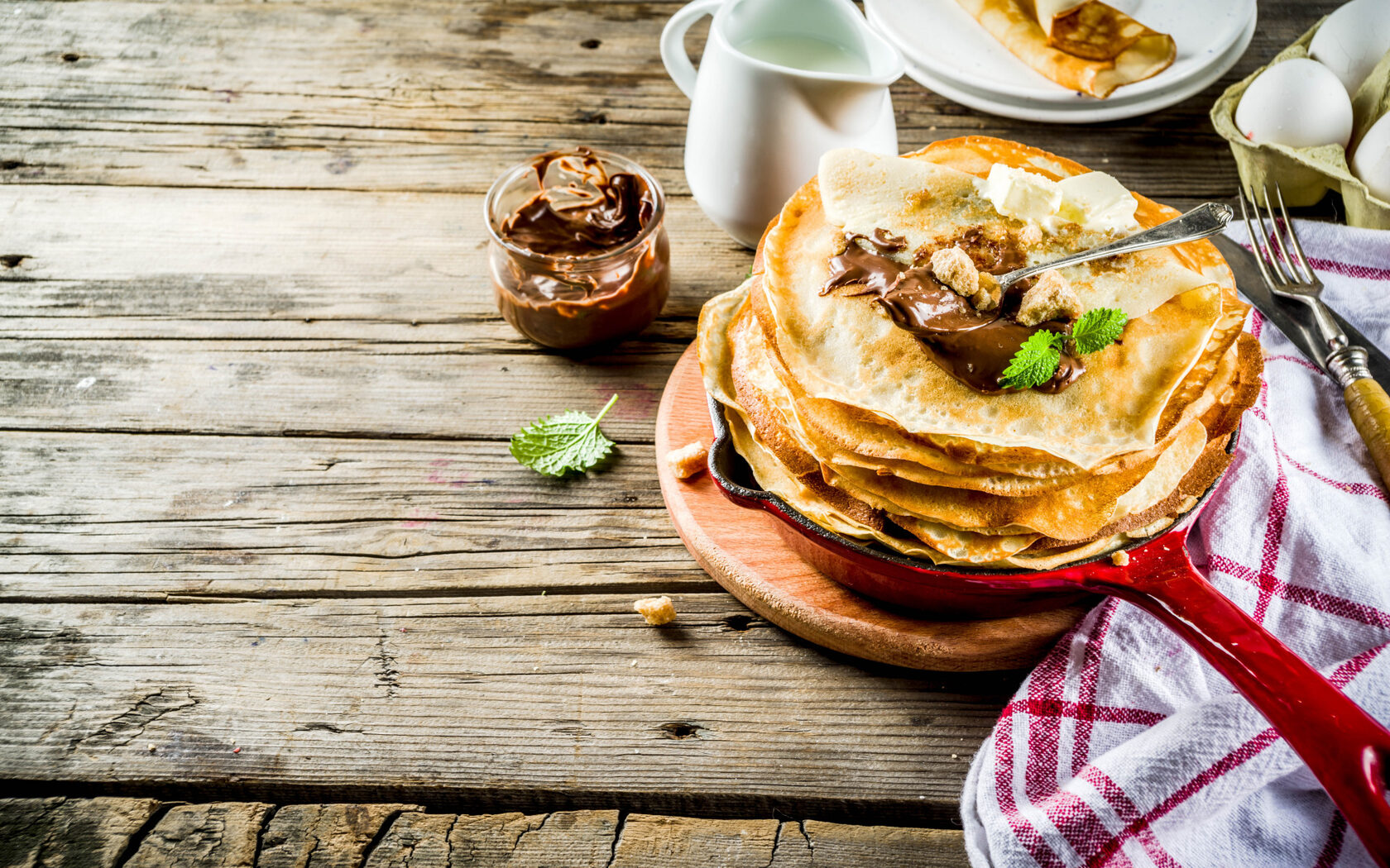 Завтрак с мясными блинчиками