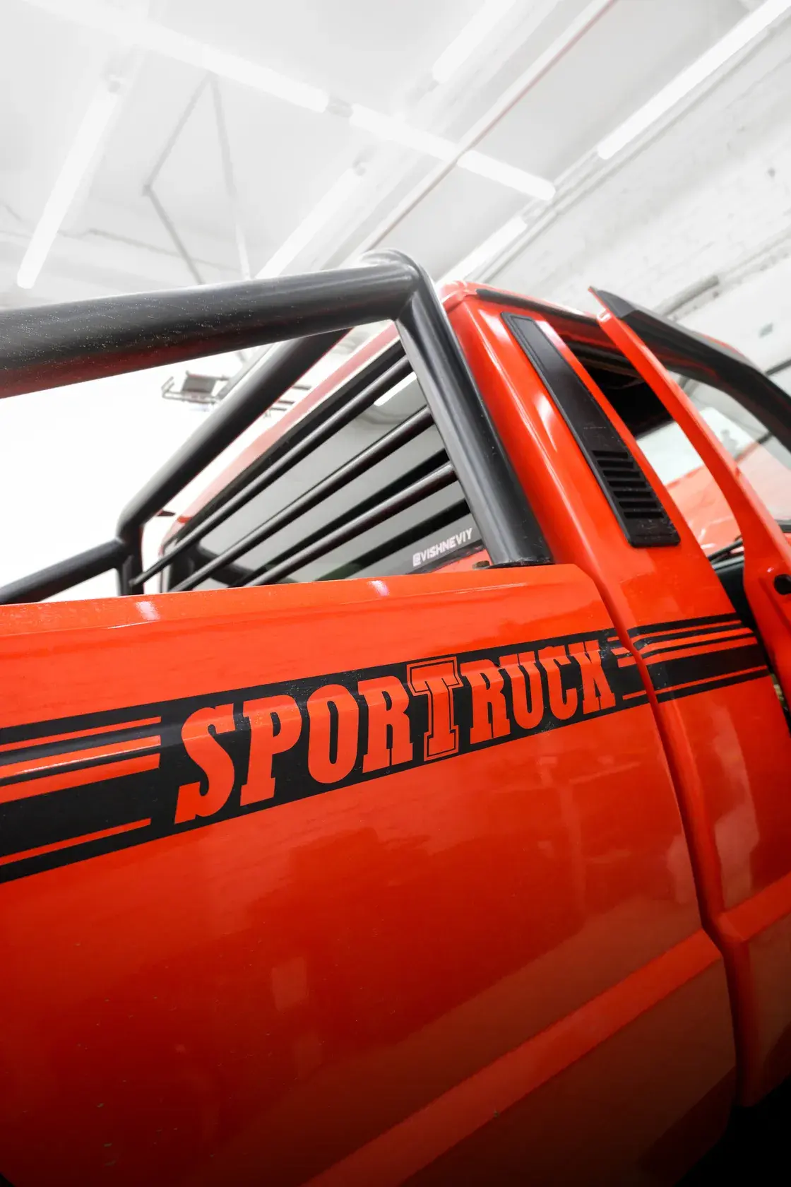 Кузов Jeep Comanche с графикой SporTruck и дугой