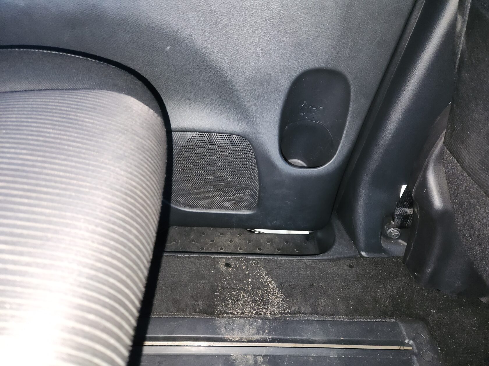 замена динамиков колонок Nissan Serena 5