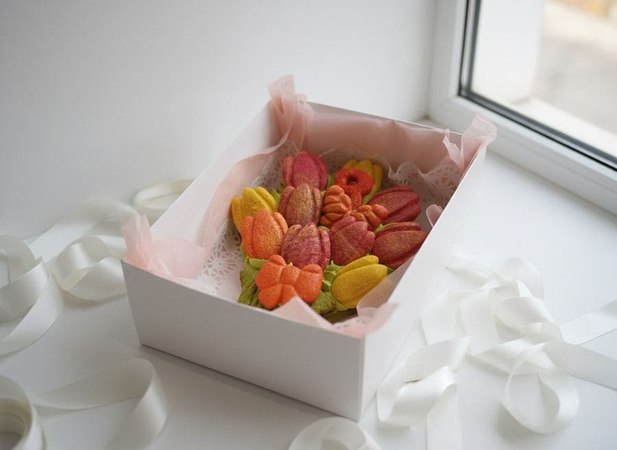 Букет тюльпанов из зефира и печенья в коробке с окном 20*16 см 1