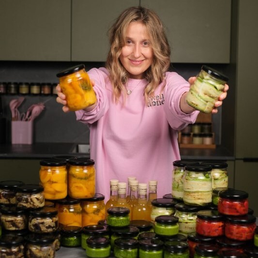 Маша Шелушенко показывает заготовки