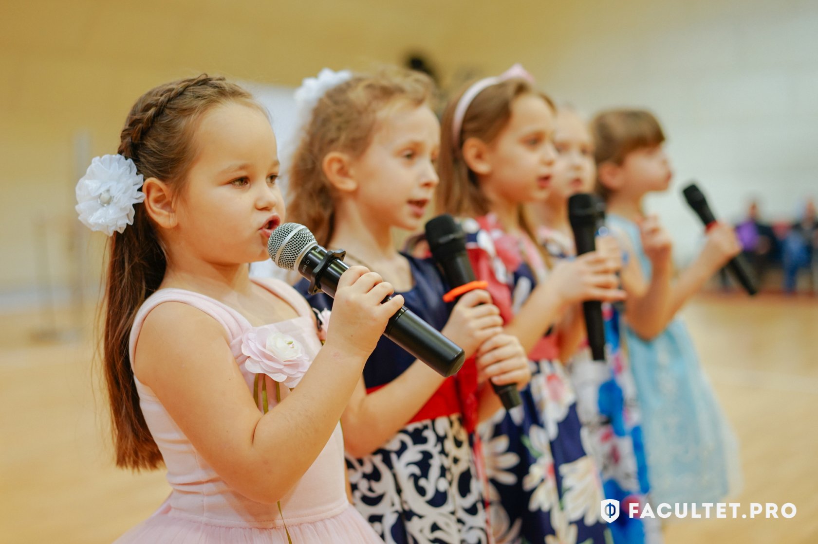 Клип поющие дети. Дети поют. Занятия вокалом для детей. Детские вокальные студии. Пение дети.