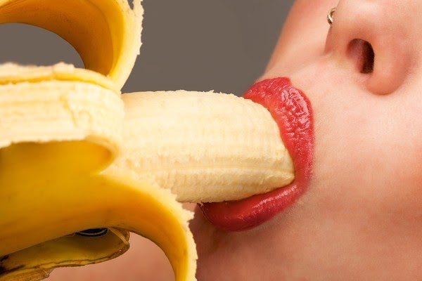 Почему у женщин банан ассоциируется с минетом?
