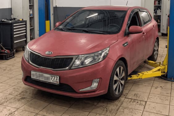 Kia Rio 3 в боксе сервиса