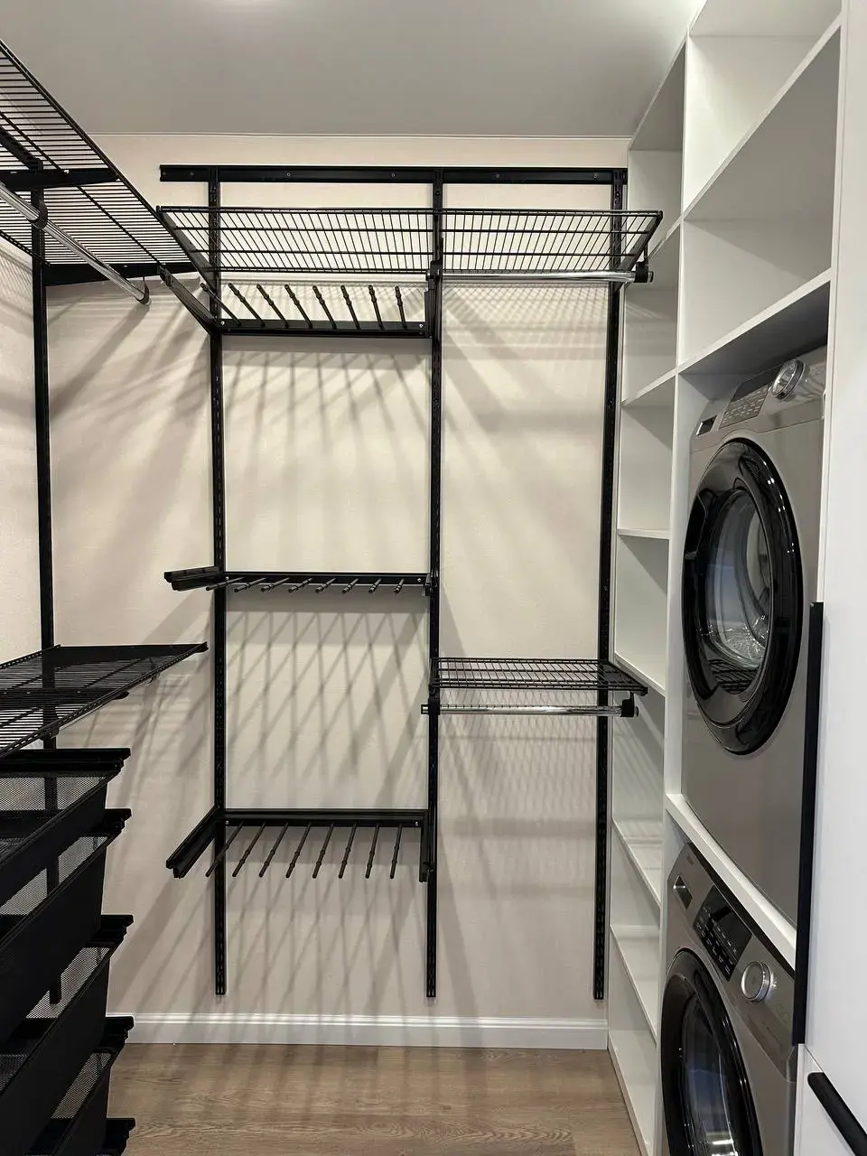 Современная гардеробная с закрытыми и открытыми зонами хранения в Сургуте