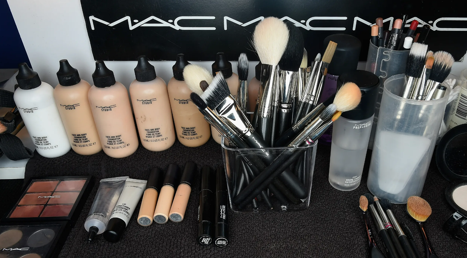 Cosmetics вакансии. Mac Cosmetics. Профессиональная косметика для макияжа. Марки профессиональной косметики для макияжа. M.A.C.косметика.