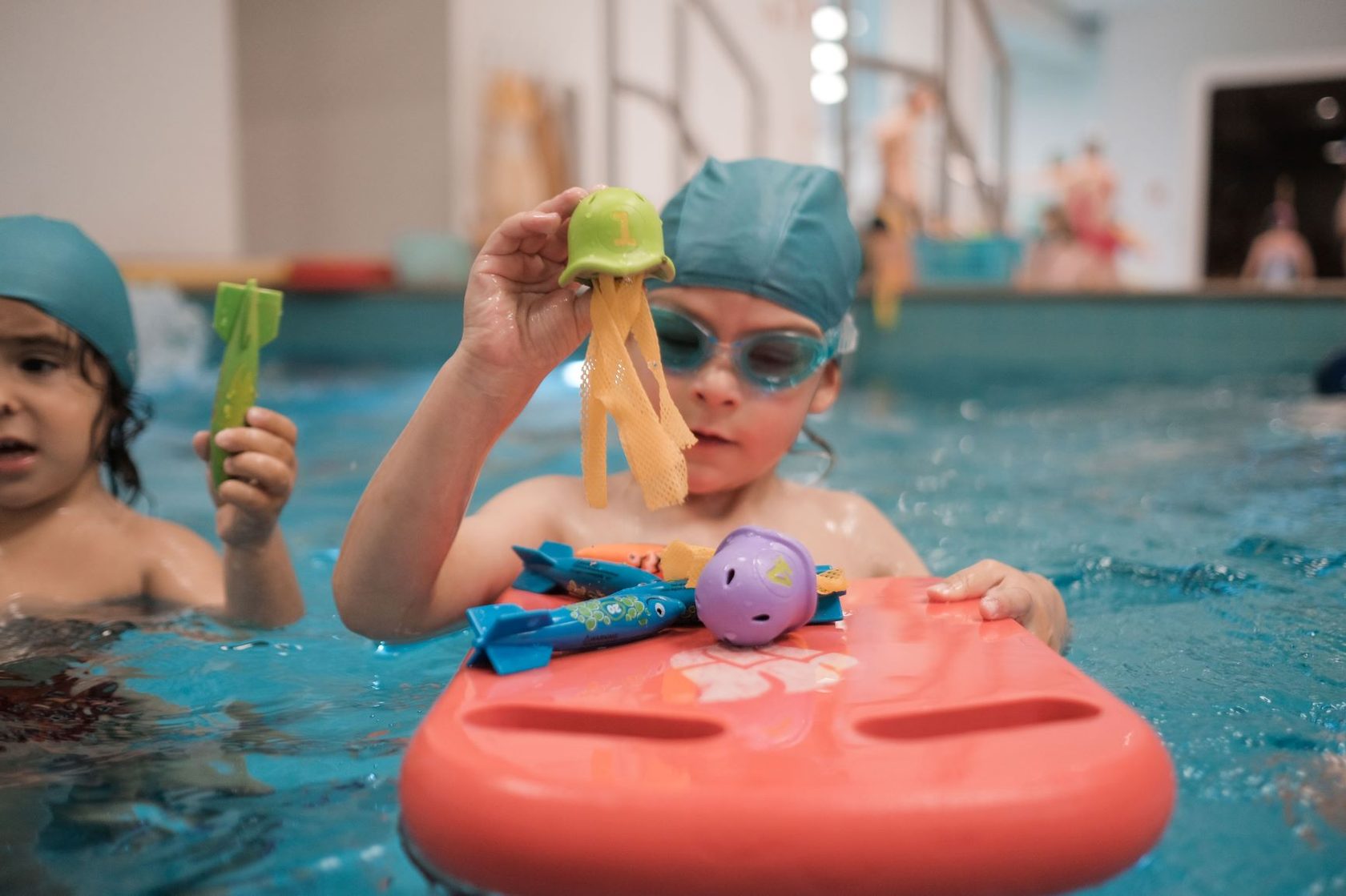 Почему дети 3-5 лет сталкиваются со сложностями в обучении плаванию