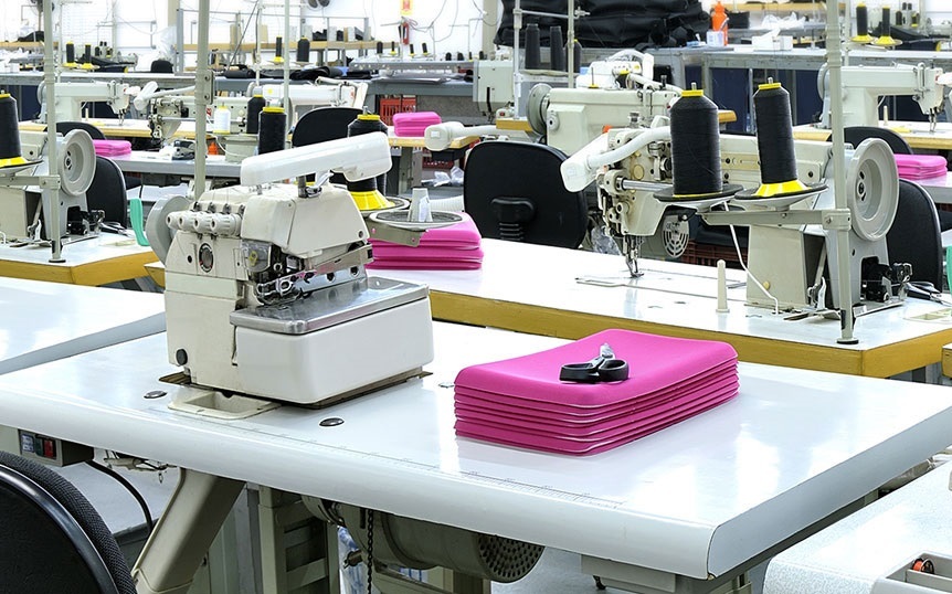 Фабрика пошива оптом. Швейный цех. Современный Швейный цех. Швейный цех швейного производства. Современная швейная промышленность.
