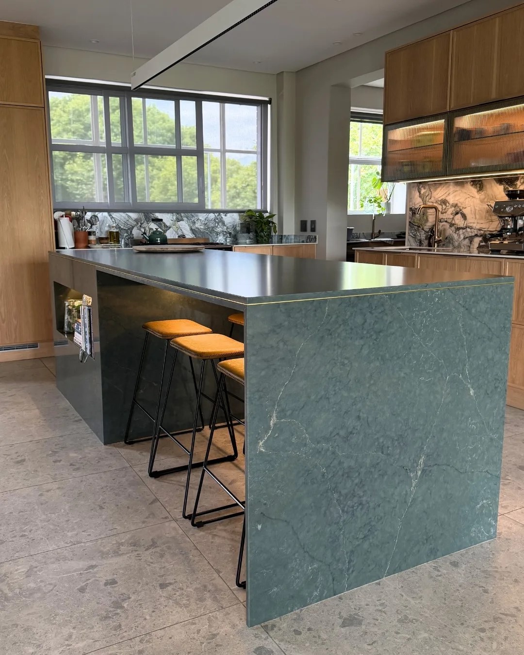 остров кухонный из кварцевого агломерата Jardin Emerald