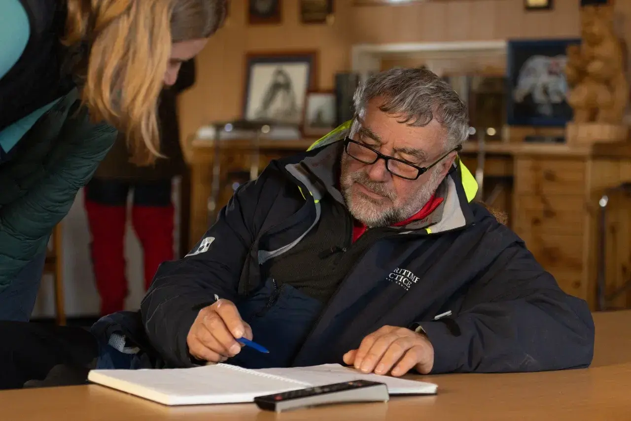Polar scientist at Bellingshausen Station explains Antarctic research to participants of the Antarctic Science Camp.