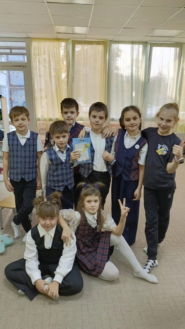 Дети показывают поделки, созданные на занятии