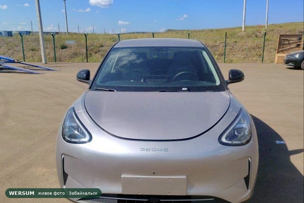 Geely Xingyuan, спереди: надпись GEOME, решётки нет