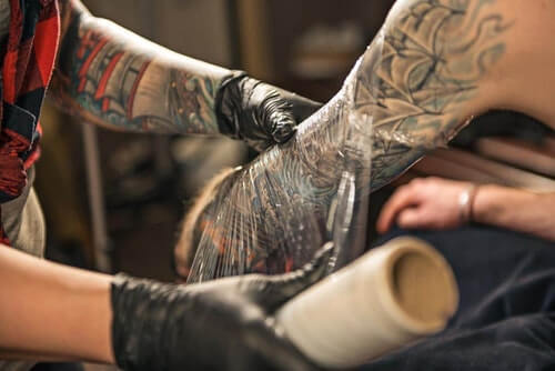 Ухаживаем за татуировкой: 3 этапа заживления