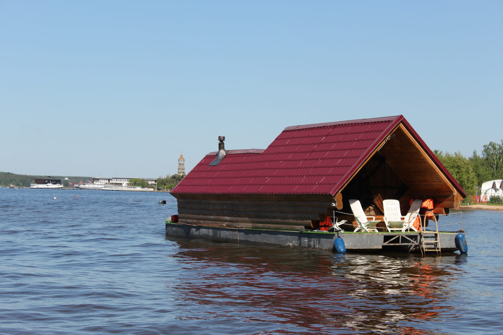 Дом баня на воде