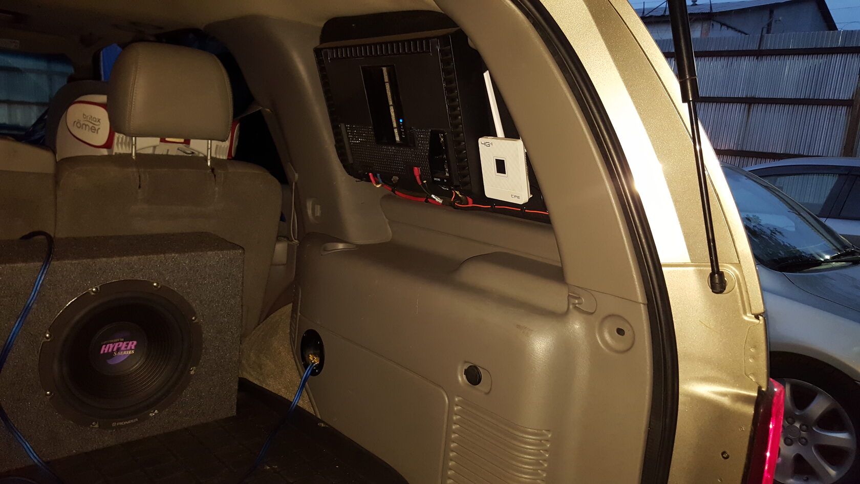 установка усилителей кадиллак эскалейд