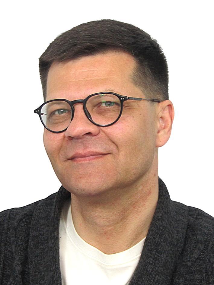 Я — коммерческий руководитель с финансовым мышлением. Последние 12 лет управляю продажами и закупками в промышленности: нефтехимия, металлургия, атомная отрасль.    Сейчас возглавляю отдел с годовым оборотом 2,9 миллиарда рублей. Моя зона ответственности — не просто выручка, а полный цикл: от выбора поставщиков и тендерных процедур до закрытия сделок с ключевыми заказчиками, включая структуры НОВАТЭКа и предприятия золотодобычи.    Моя сильная сторона — умение запускать направления с нуля и стабильно перевыполнять планы. Например, за последние три года мой отдел ежегодно показывает 115–118% от плана по маржинальности.    Я ищу позицию коммерческого директора или исполнительного директора, где смогу взять на себя управление бизнес-юнитом и его финансовый результат. Если перед вами стоит задача кратного роста продаж или выхода на новых стратегических клиентов в тяжелой индустрии — я готов это обсудить.