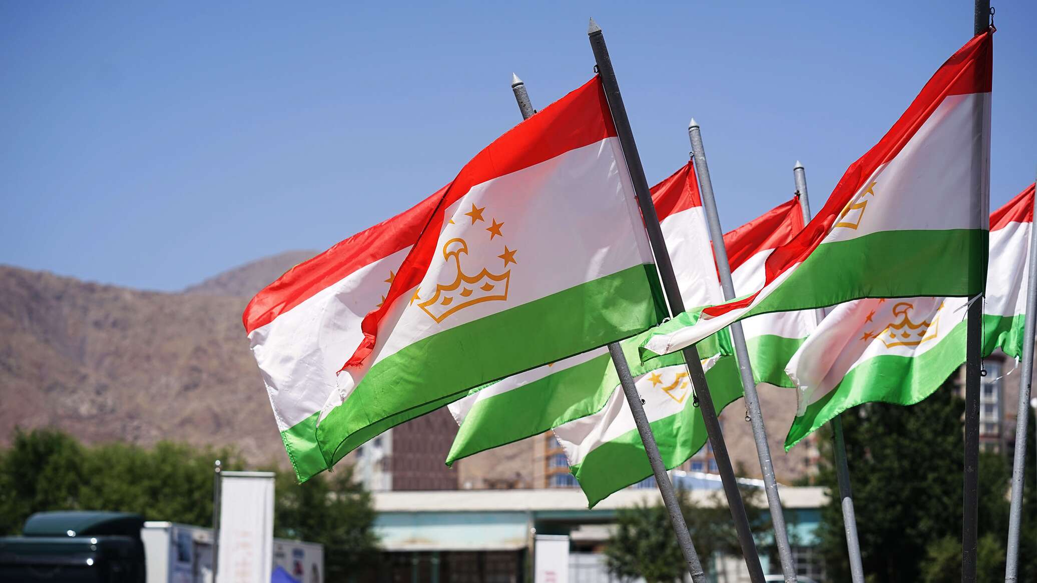 Точикистон россия. Флаг Республики Таджикистан. Флаг Таджикистана 2022. Флаг Таджикистана в Душанбе. Флаг Таджикистана на флагштоке.