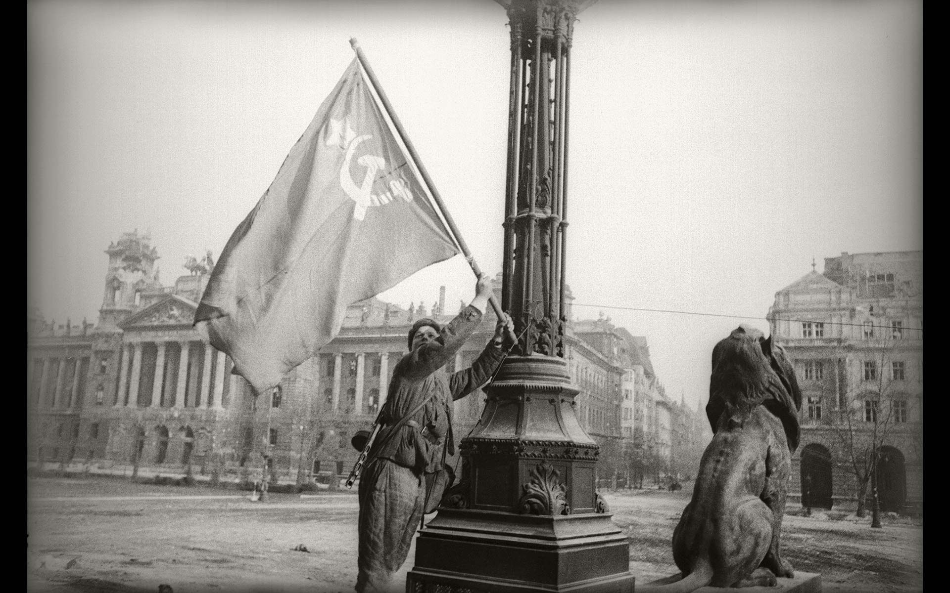 Памятник 1944 года. Знамя Победы в Будапеште 1945. Будапешт 1944. Освобождение Будапешта 1944.