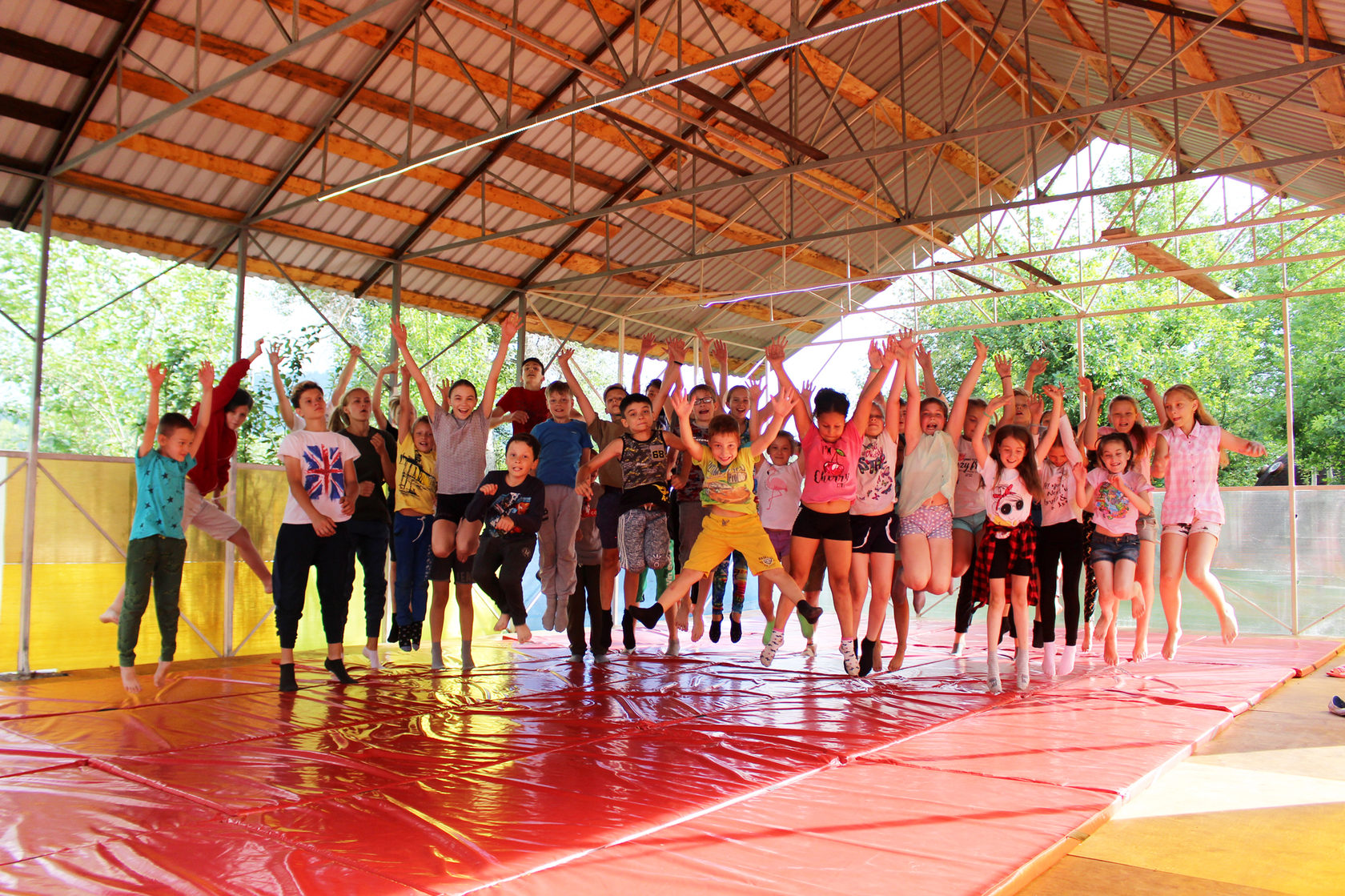 Сцена в лагере. Dance Camp лагерь. Кучугуры лагерь танцевальный танцевальный. Кучугуры танцевальный лагерь. Кучугуры лагерь хореографический.