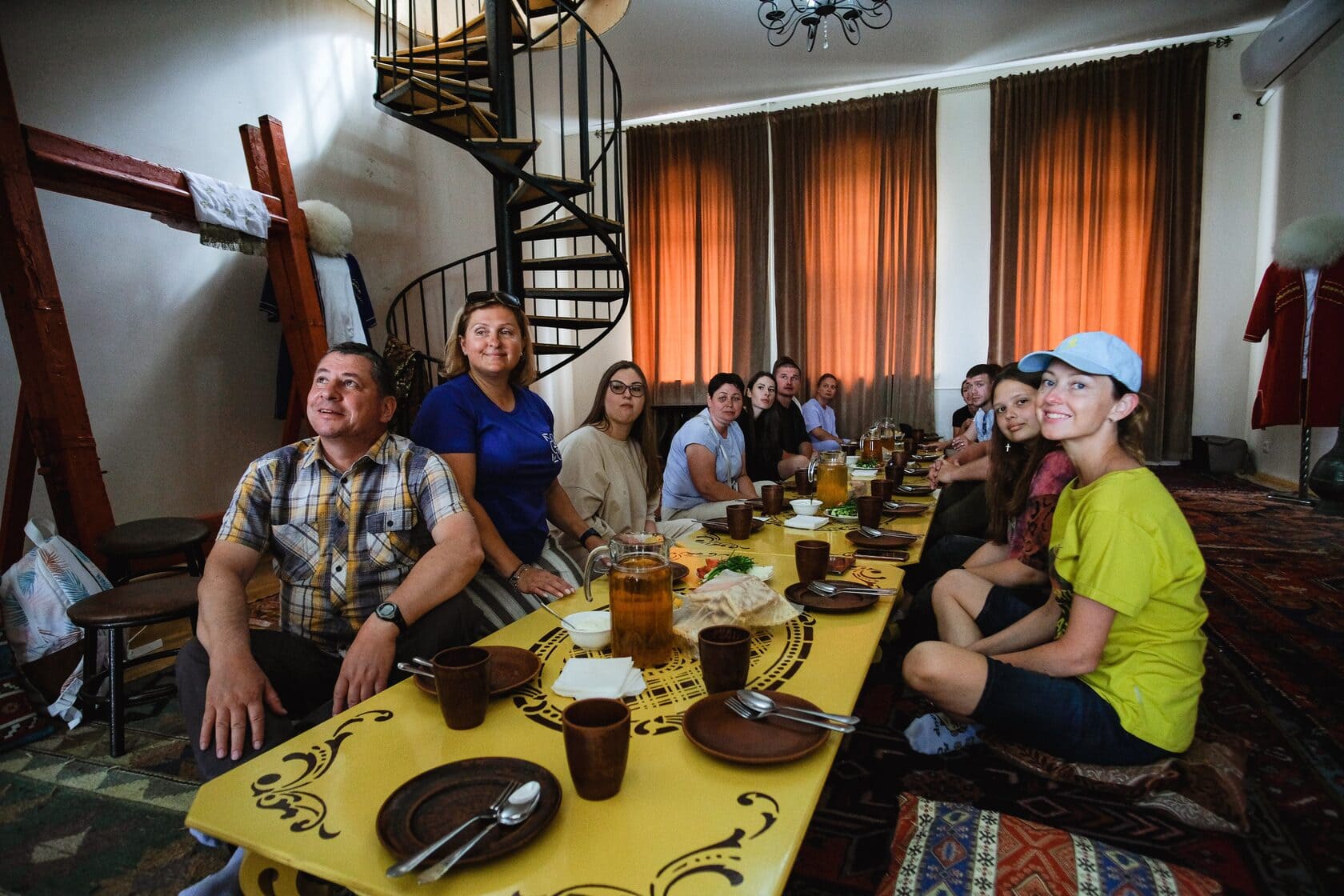 Туристы в гостях у местных жителей в туре на Кавказ со Starostin.travel