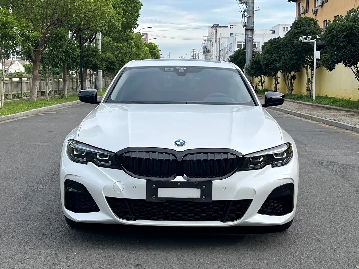 BMW 330Li G28 2022 xDrive M Sport Night Edition — вид спереди, чёрная решётка радиатора и передний бампер