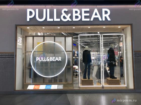 Входная группа Pull&Bear: круглый световой логотип