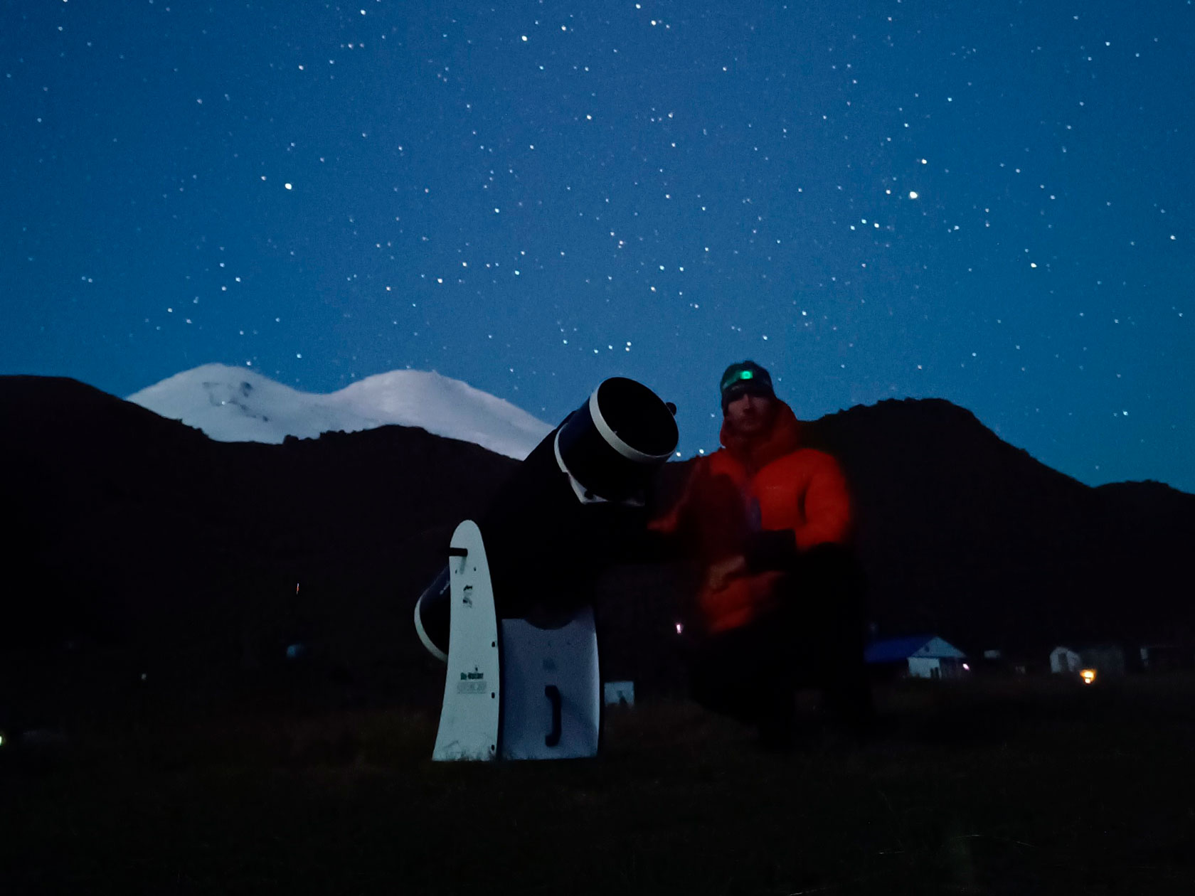 астротур с большим телескопом на севере Эльбруса, звезды, горы, телескоп и астроном