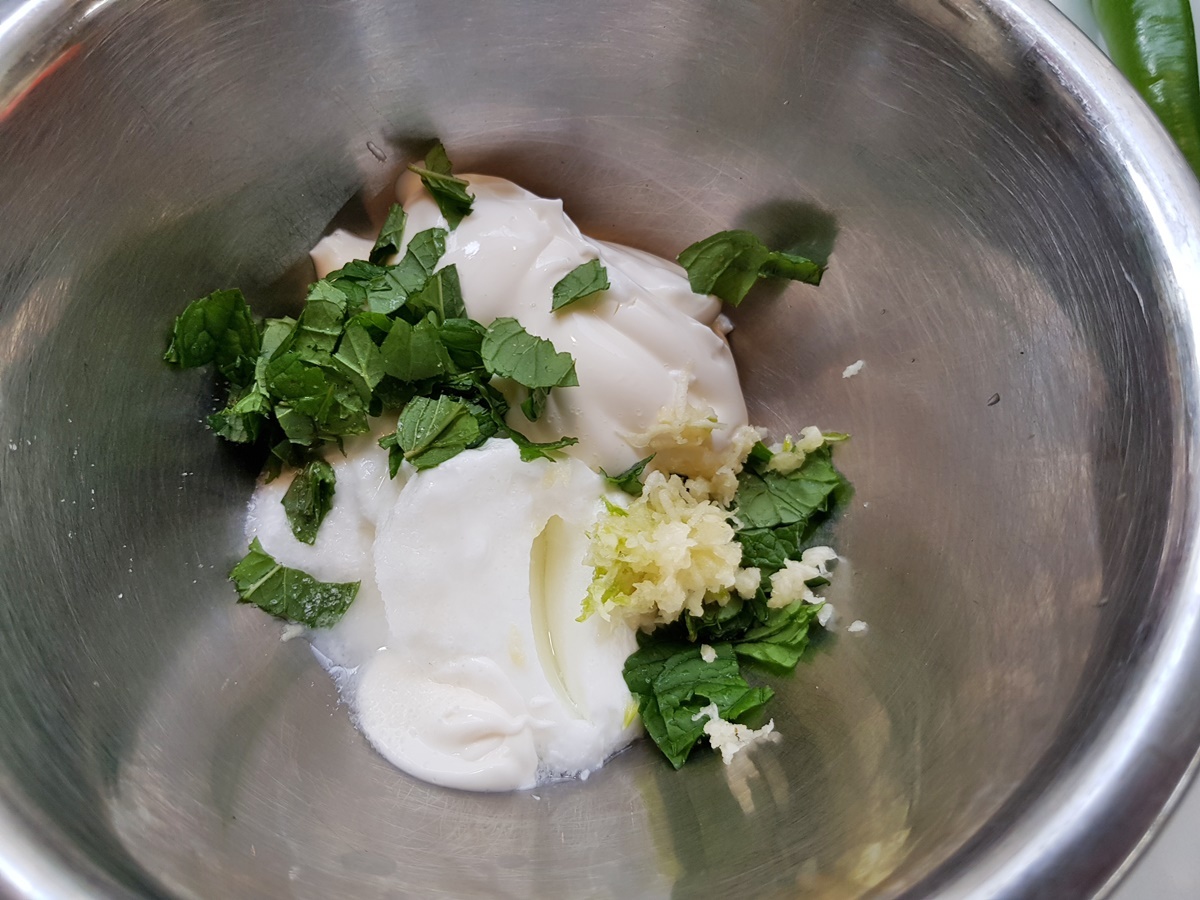 Салат с йогуртовым соусом, пошаговый рецепт на ккал, фото, ингредиенты - МаринаL