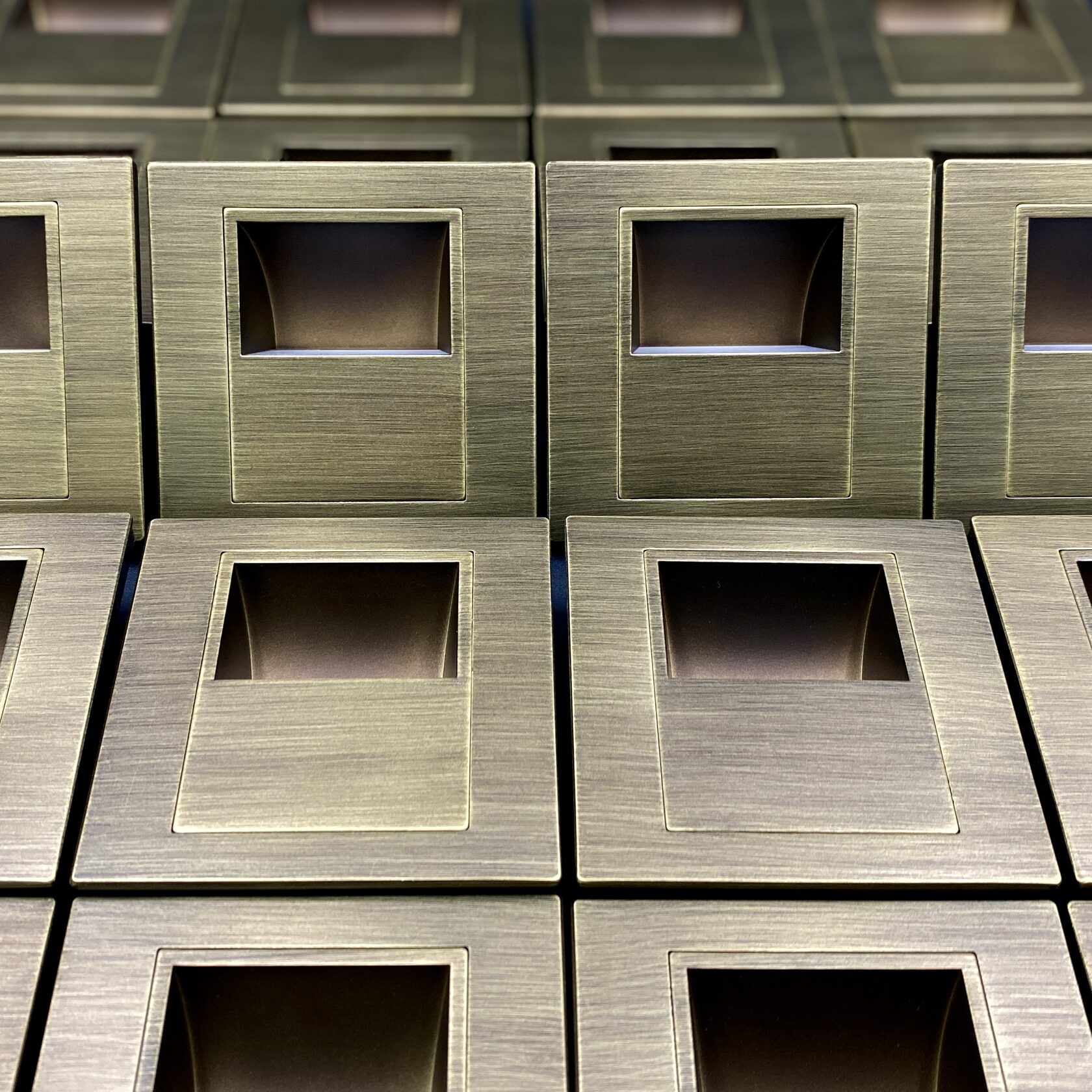 покраска светильников в бронзу