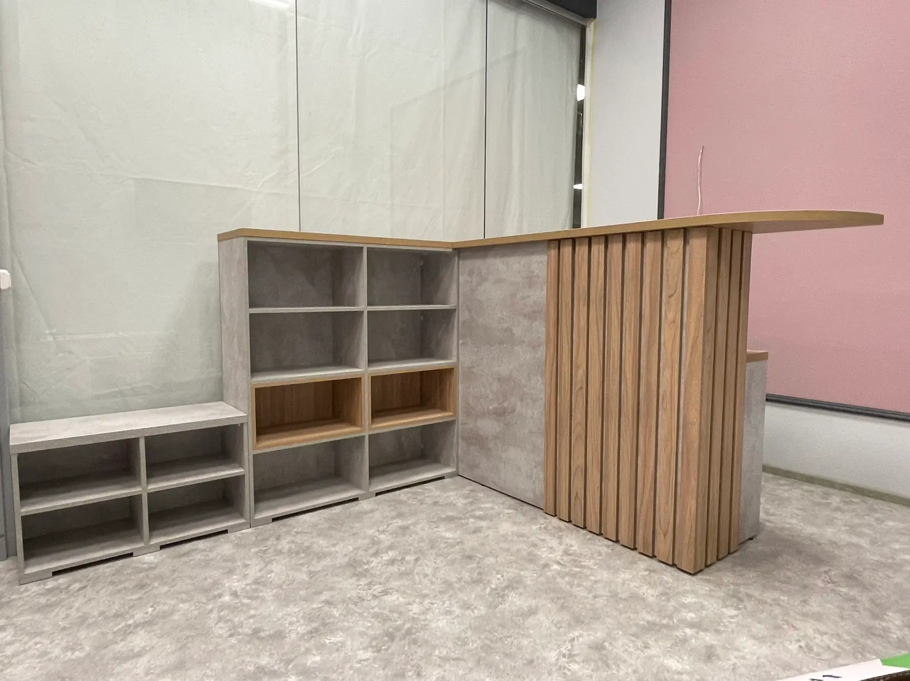 Стойка ресепшен с зоной ожидания на заказ в Сургуте