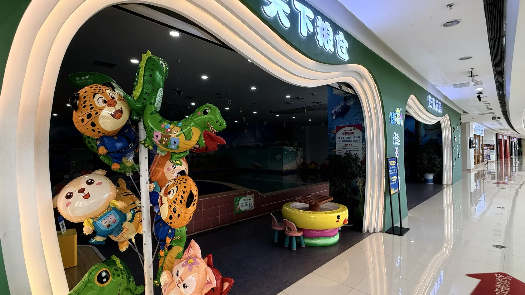 Галерея второго этажа Wanda Plaza