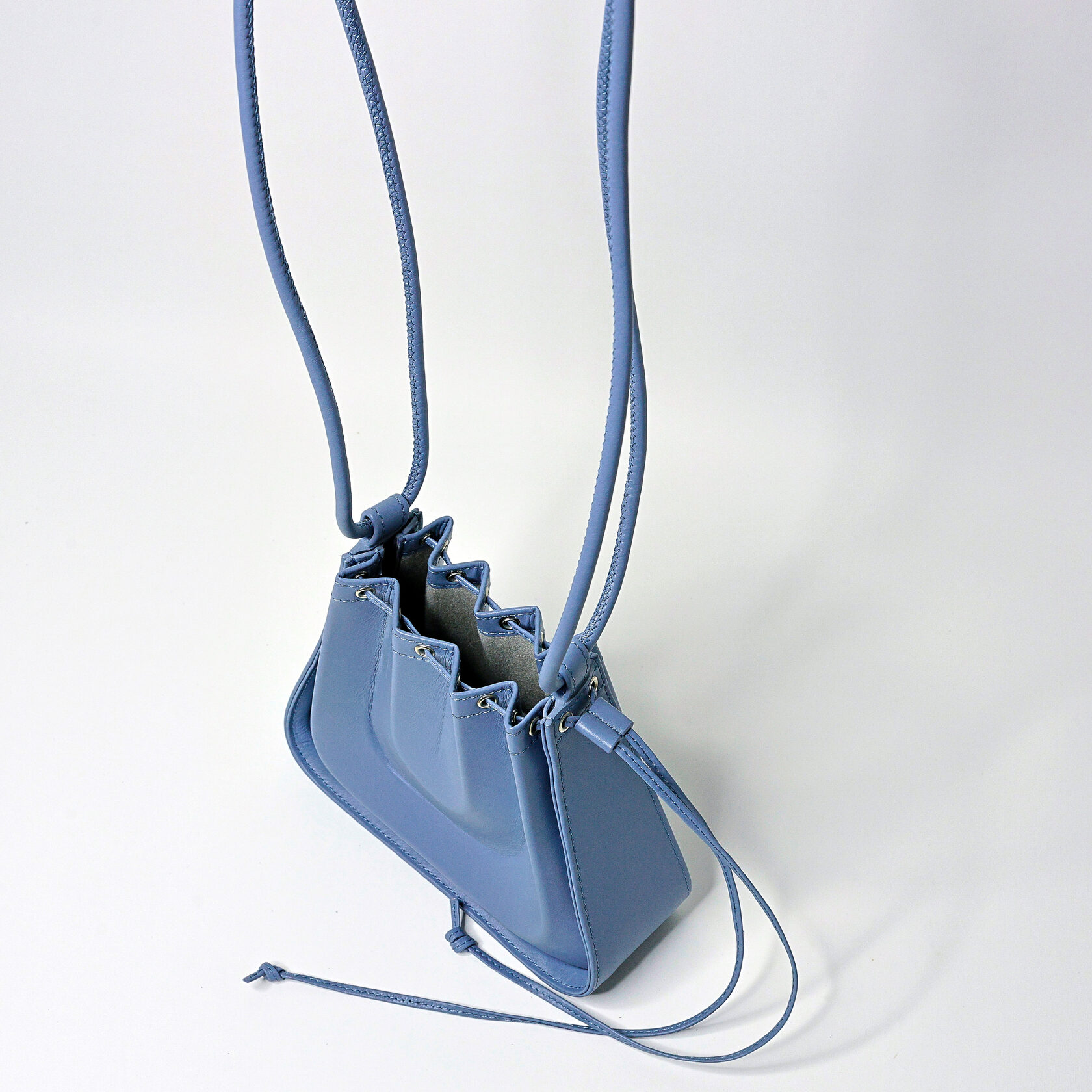 дизайнерская сумка Drift mini архитектурной формы голубого цвета из натуральной кожи премиум качества