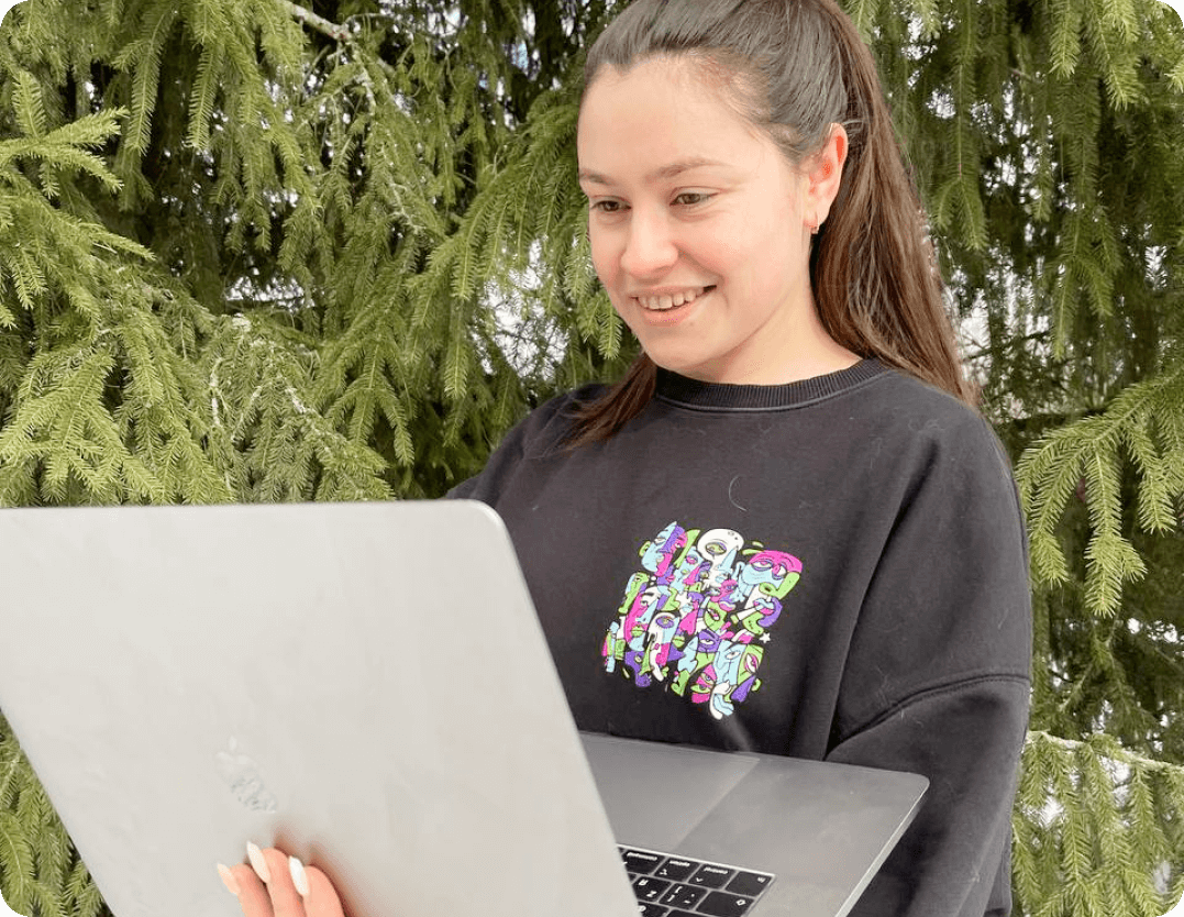 счастливая девушка веб-дизайнер с ноутбуком 