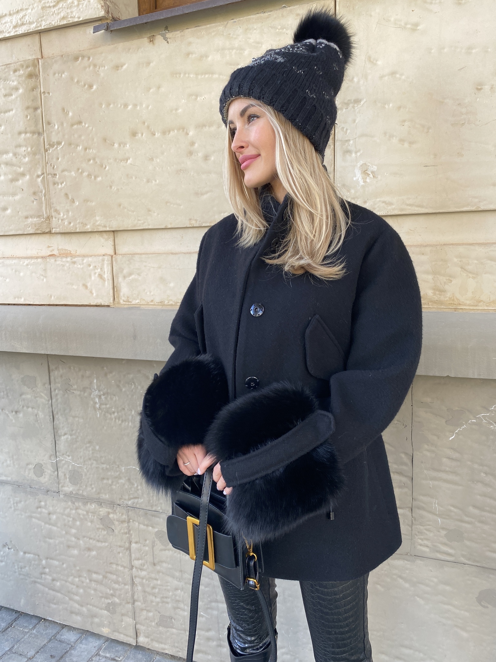Черное полупальто с меховыми рукавами из песца