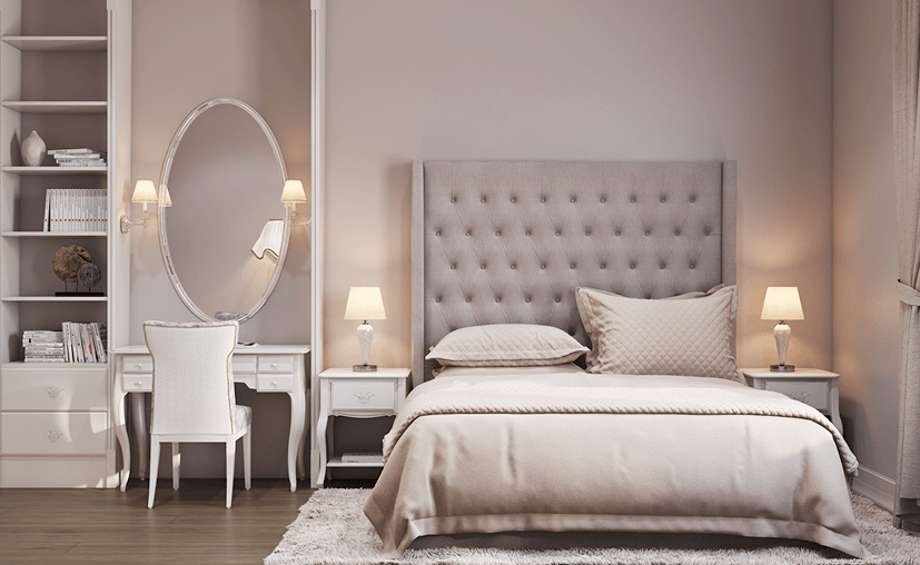 Мягкое искусственное освещение в современной спальне с бежевым интерьером и прикроватными лампами