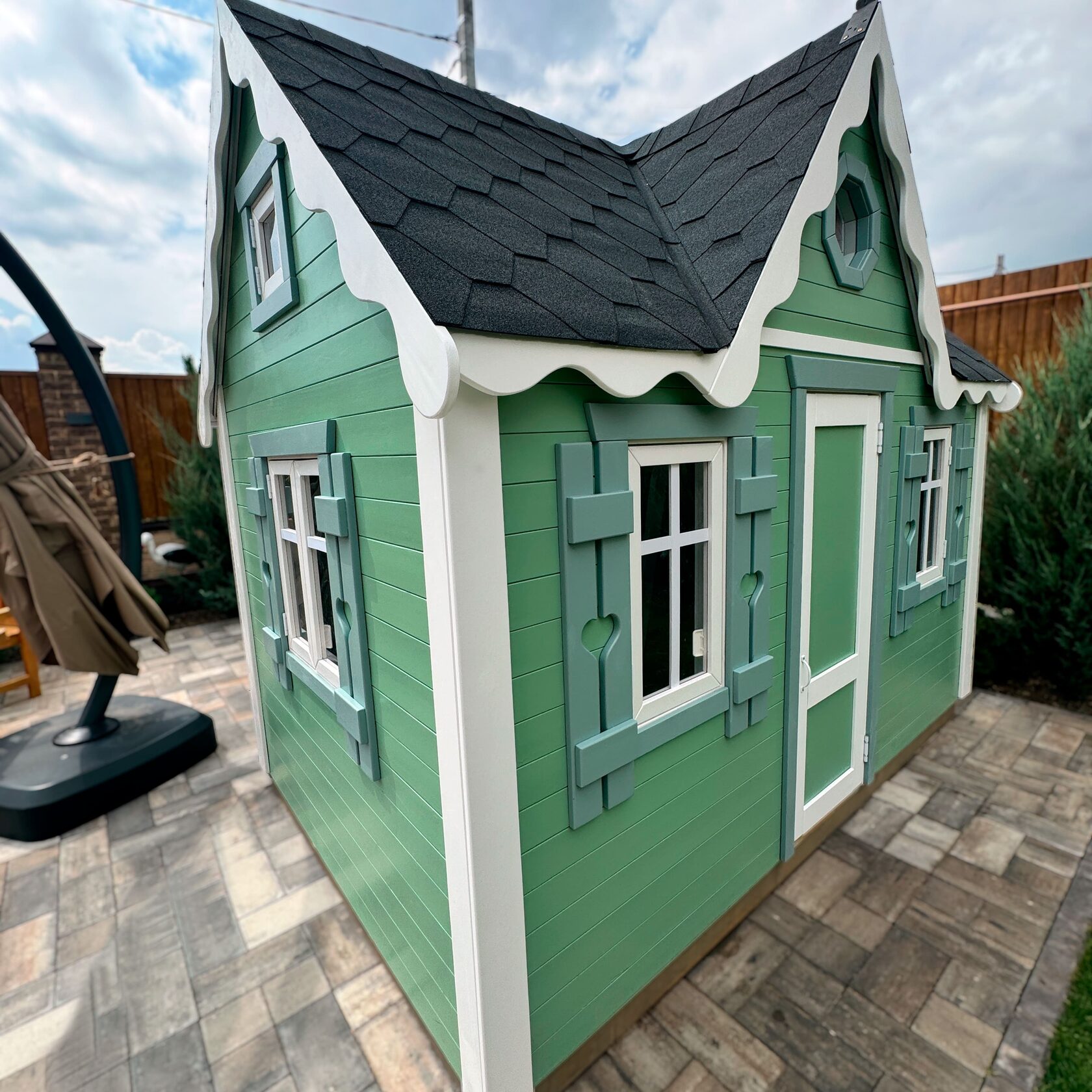 Детский игровой домик из дерева с неоновой подсветкой. Уютный и стильный домик для детей