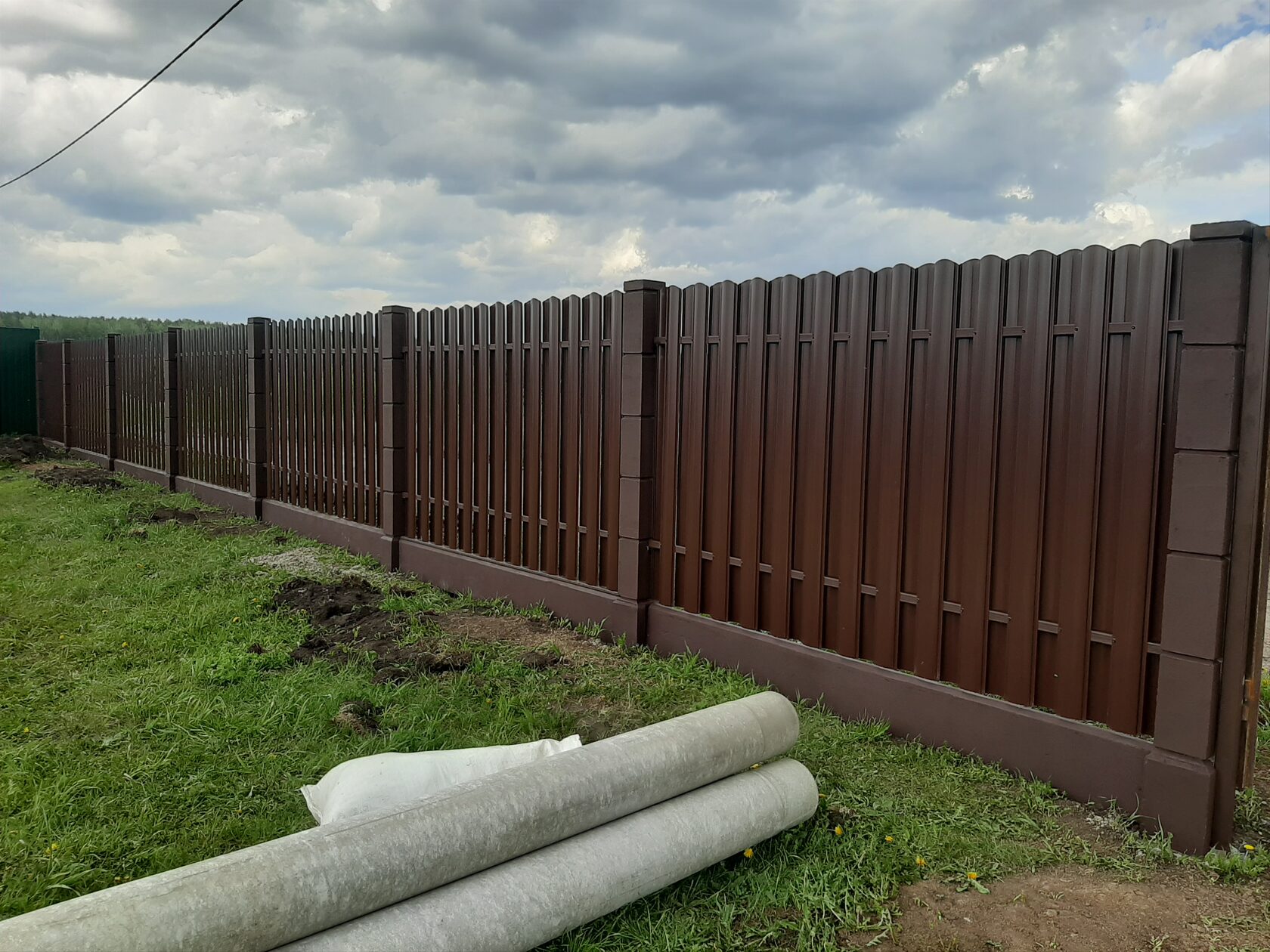 Забор жалюзи с бетонными столбами