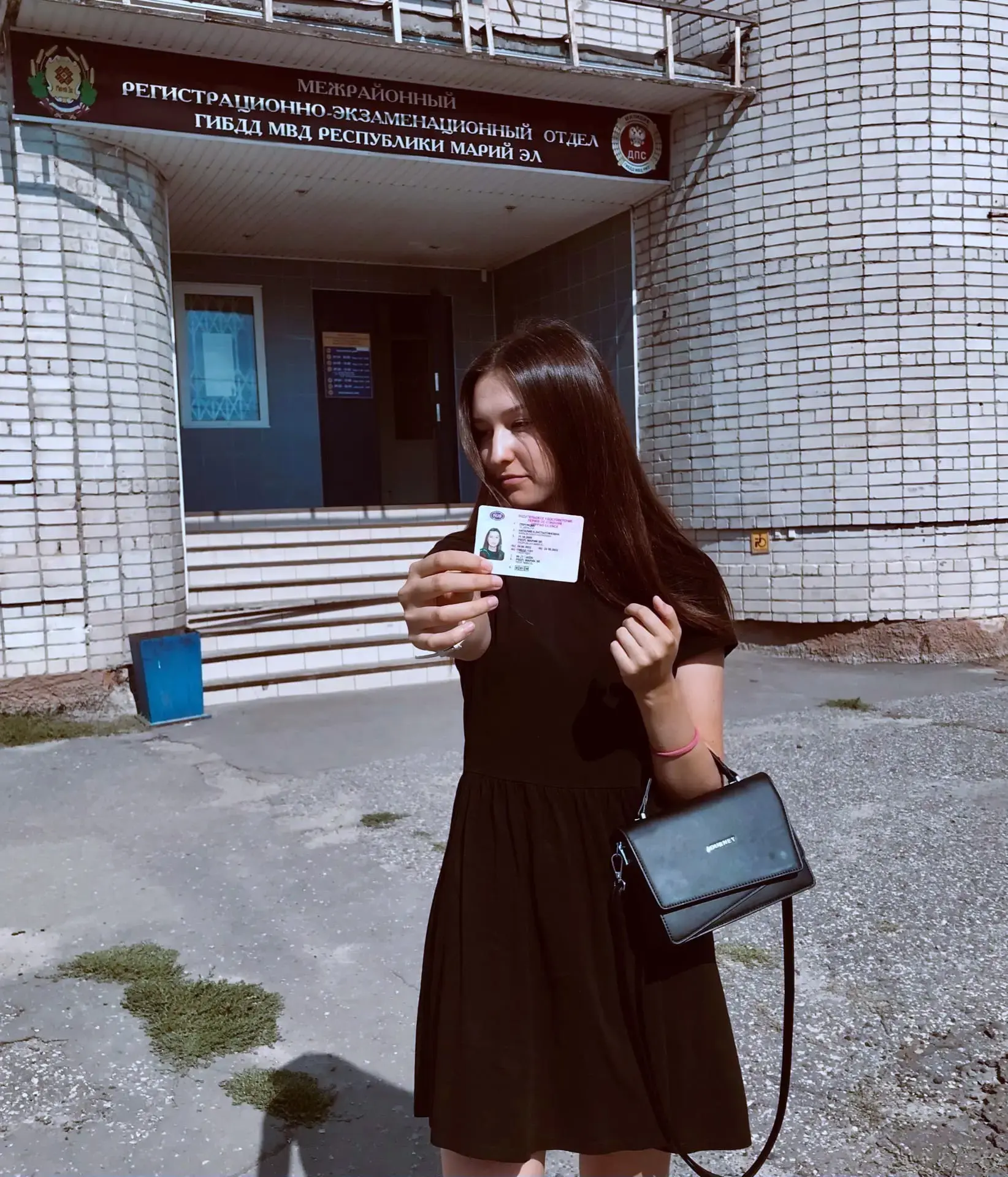 Выпускница с водительским удостоверением у здания МРЭО после экзамена в ГИБДД, Йошкар-Ола