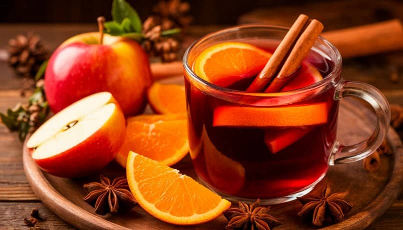 Глинтвейн с яблоками, апельсинами и вином
