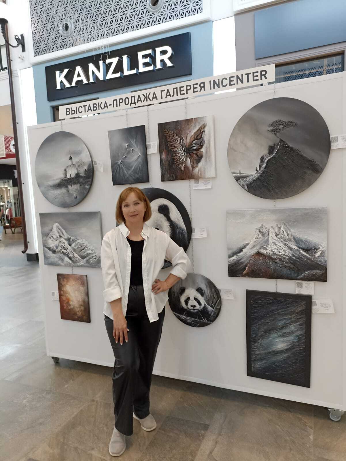 Елена Хлопенкова у своего стенда на выставке